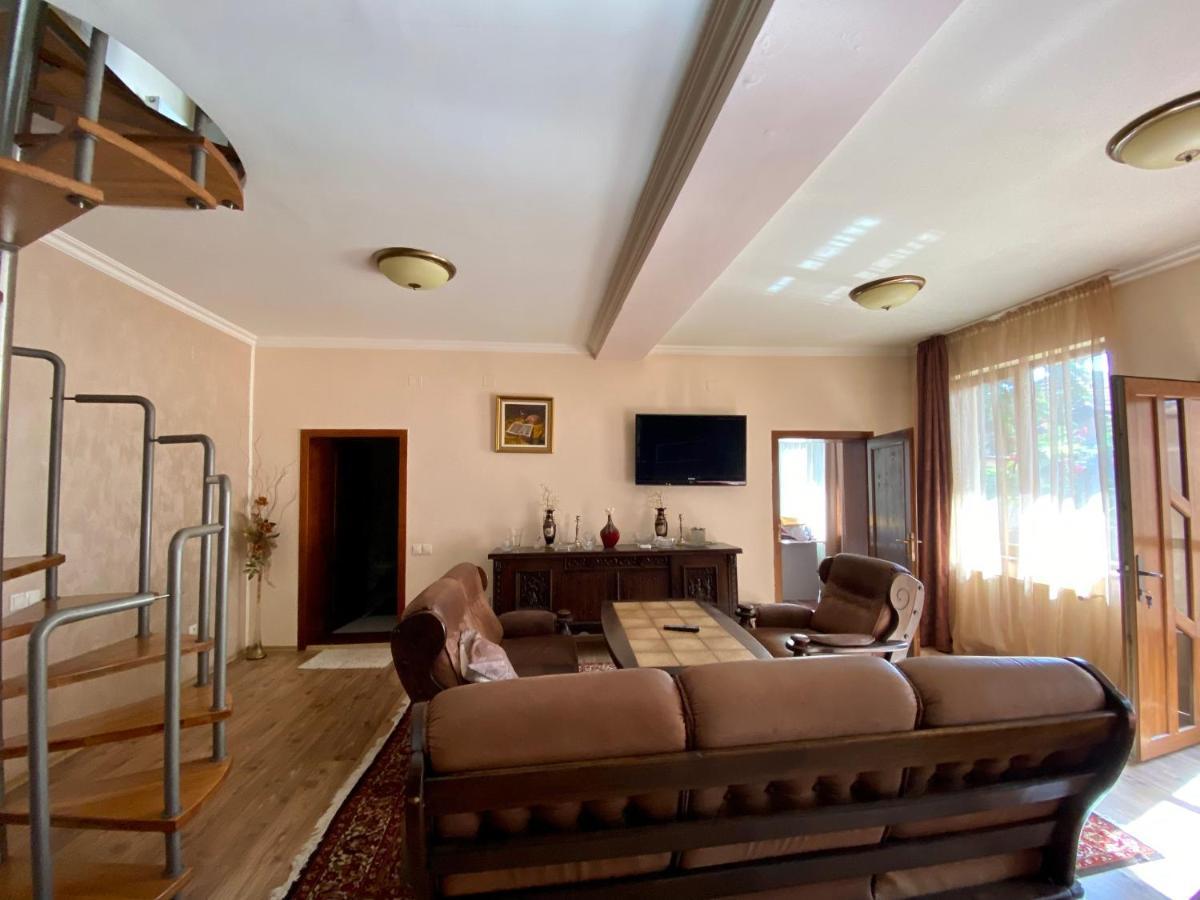 Central House Oradea Extérieur photo